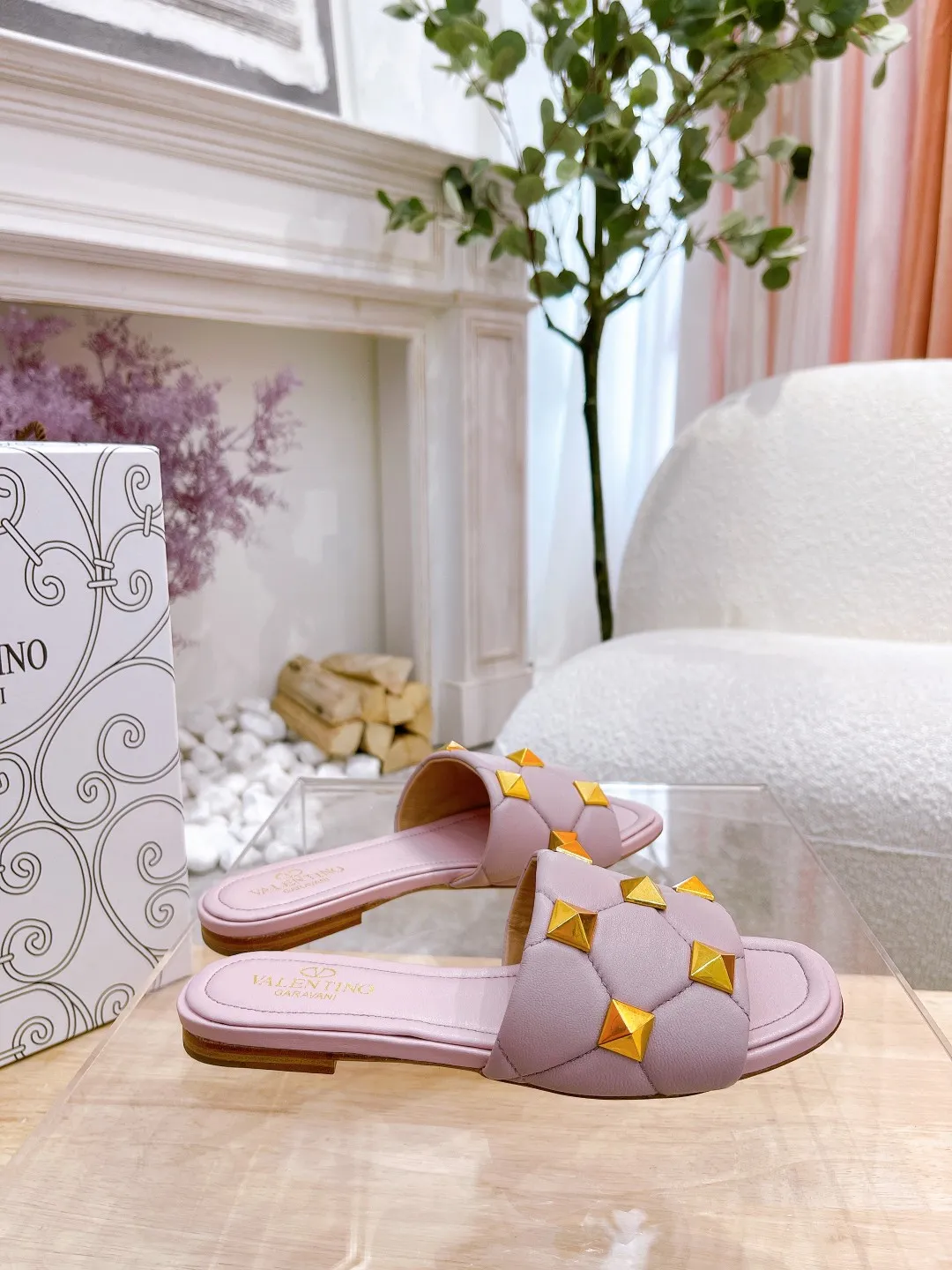 👟👟Ex-factory price 380👟👟 Genuine leather sole +40 Valentino.Valentino👑👑Rivets The latest series of the slippers counter, the highest version, perfect details, a very eye-catching catwalk series launched [strong][strong] V's popular rivet elements, luxurious and gorgeous! Various colors can be matched with beautiful clothes in spring and summer. There are many choices🎉🎉Exquisite and durable. It is copied at 1:1 of the original product. The upper foot is very pedicure-like. The key point is that it is very good and easy to control. It does not grind the feet and does not tire the feet. It is a walking artifact. The last shape is completely compared to the counter. The details are perfect. Without the original version, it would not be so exquisite! (Note! The heel shape and height are exclusively molded according to the original version, and are not randomly substituted by the market🐂) The color and texture of the fasteners are consistent with the original version! Fabric: Sheepskin Lining: Sheepskin lining 5 colors: off-white, black, bare, burgundy, pink Size: 34 to 41 (34, 40, 41, custom-made, non-refundable and non-exchangeable) Heel height: flat rubber bottom: genuine leather bottom: